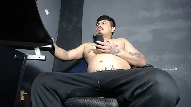 Snapshot of DickMasterfindom chatting on October 29, 7:10 am DickMasterfindom online show from October 29, 7:10 am