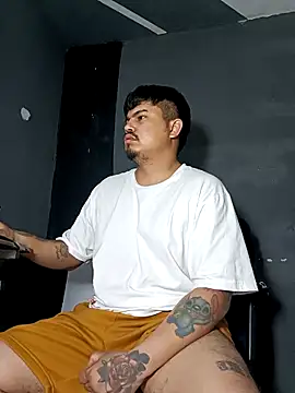 Snapshot of DickMasterfindom chatting on November 20, 2:12 am DickMasterfindom online show from November 20, 2:12 am