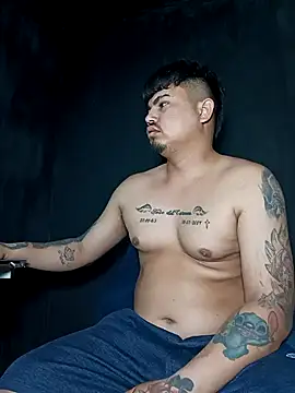 Snapshot of DickMasterfindom chatting on December 5, 2:20 am DickMasterfindom online show from December 5, 2:20 am