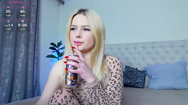 Snapshot of TamarraFox chatting on February 9, 9:41 pm TamarraFox online show from February 9, 9:41 pm