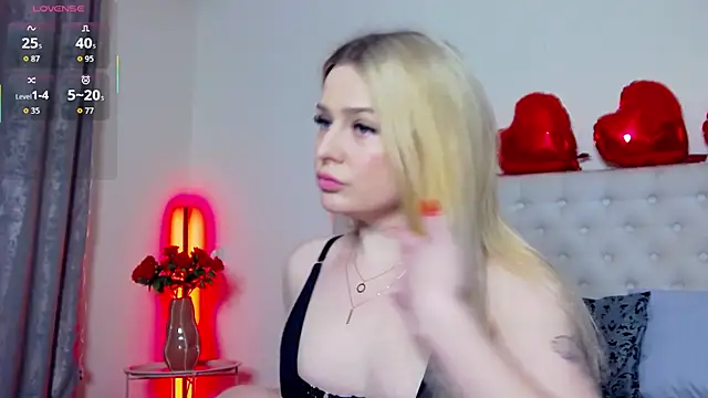 Snapshot of TamarraFox chatting on February 15, 10:06 pm TamarraFox online show from February 15, 10:06 pm