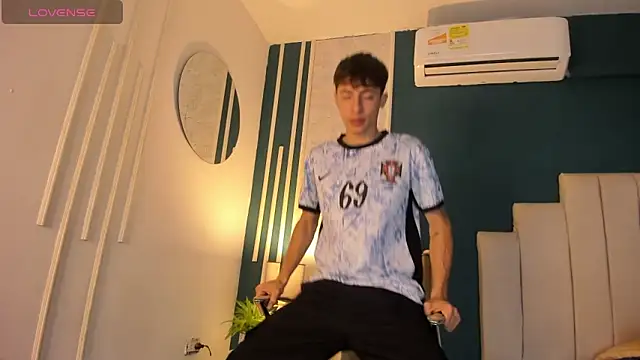 Snapshot of AlessandroDybala chatting on January 26, 12:01 pm AlessandroDybala online show from January 26, 12:01 pm