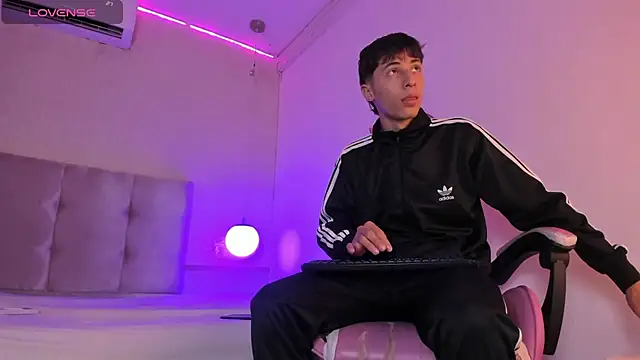 Snapshot of AlessandroDybala chatting on February 2, 12:24 pm AlessandroDybala online show from February 2, 12:24 pm