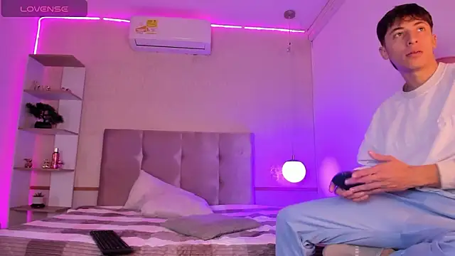 Snapshot of AlessandroDybala chatting on February 7, 11:45 am AlessandroDybala online show from February 7, 11:45 am