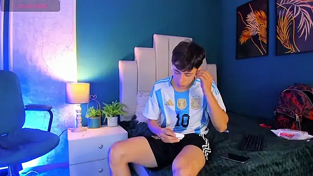 Snapshot of AlessandroDybala chatting on February 28, 3:15 pm AlessandroDybala online show from February 28, 3:15 pm