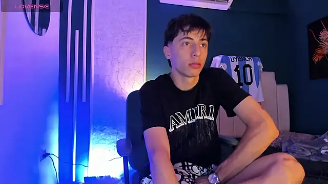 Snapshot of AlessandroDybala chatting on March 1, 6:00 pm AlessandroDybala online show from March 1, 6:00 pm