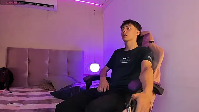 Snapshot of AlessandroDybala chatting on March 4, 12:01 pm AlessandroDybala online show from March 4, 12:01 pm