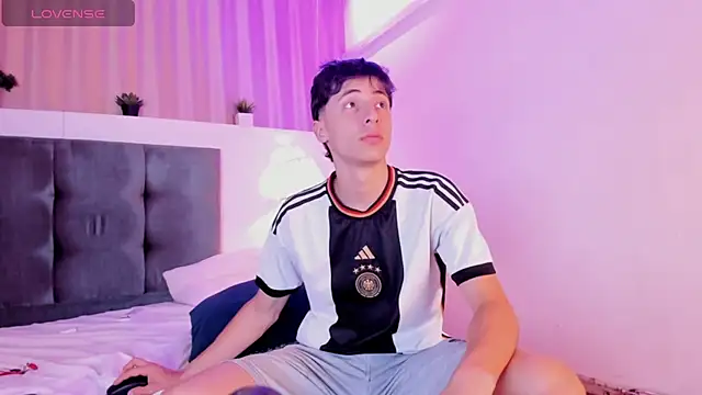 Snapshot of AlessandroDybala chatting on March 10, 6:45 pm AlessandroDybala online show from March 10, 6:45 pm