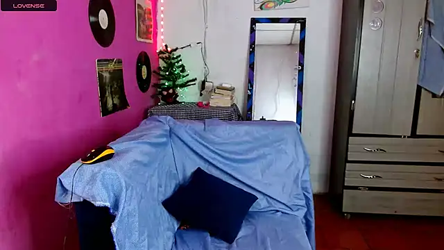 Snapshot of sensitive_brunette chatting on December 4, 11:57 pm sensitive brunette online show from December 4, 11:57 pm