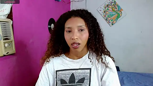 Snapshot of sensitive_brunette chatting on December 18, 3:15 am sensitive brunette online show from December 18, 3:15 am