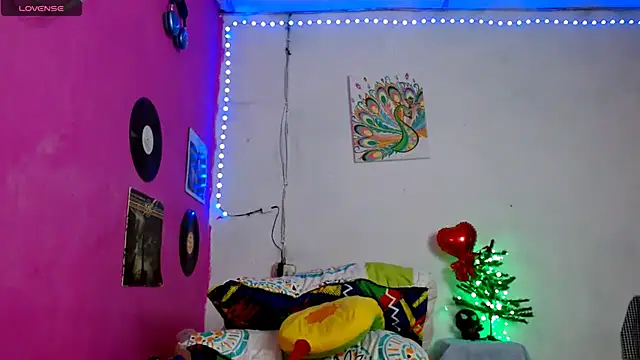 Snapshot of sensitive_brunette chatting on January 4, 2:35 am sensitive brunette online show from January 4, 2:35 am