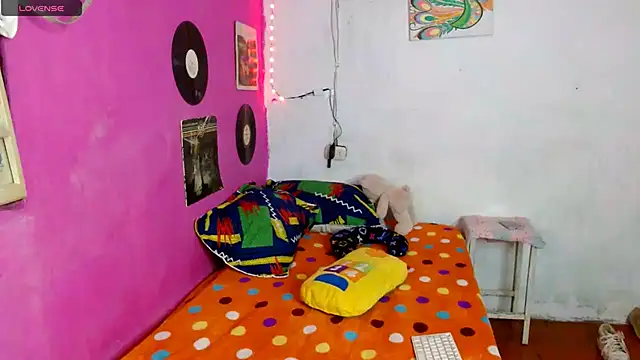 Snapshot of sensitive_brunette chatting on January 4, 10:13 pm sensitive brunette online show from January 4, 10:13 pm