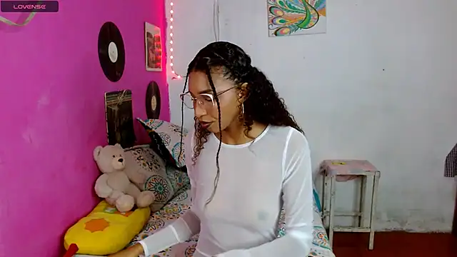 Snapshot of sensitive_brunette chatting on January 15, 9:09 pm sensitive brunette online show from January 15, 9:09 pm