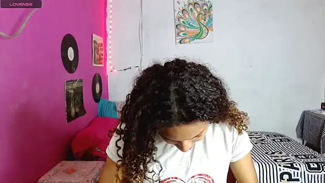 Snapshot of sensitive_brunette chatting on January 31, 9:16 pm sensitive brunette online show from January 31, 9:16 pm