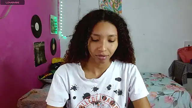 Snapshot of sensitive_brunette chatting on February 10, 12:19 am sensitive brunette online show from February 10, 12:19 am