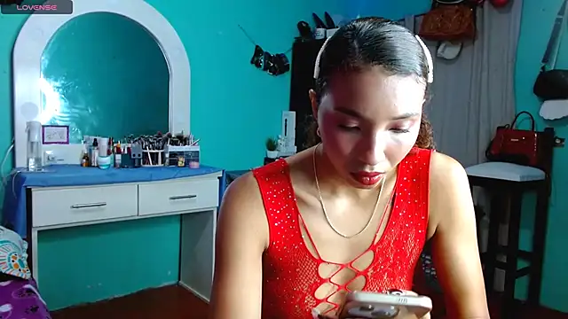 Snapshot of sensitive_brunette chatting on November 6, 9:37 pm sensitive brunette online show from November 6, 9:37 pm