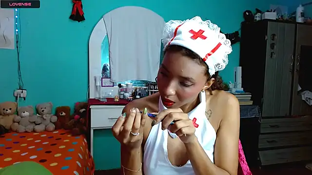 Snapshot of sensitive_brunette chatting on December 3, 12:29 am sensitive brunette online show from December 3, 12:29 am