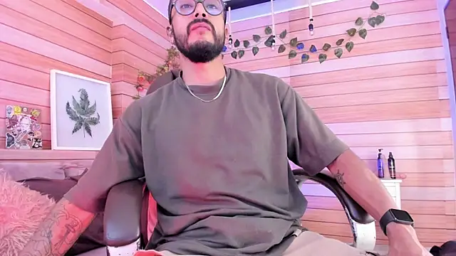 Snapshot of Tom_cooper_ chatting on February 2, 1:30 pm Tom cooper online show from February 2, 1:30 pm