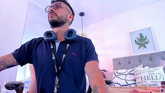 Snapshot of Tom_cooper_ chatting on November 8, 12:27 pm Tom cooper online show from November 8, 12:27 pm