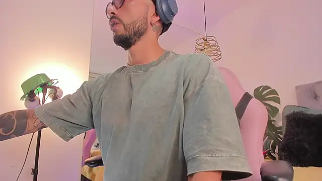 Snapshot of Tom_cooper_ chatting on November 25, 1:11 pm Tom cooper online show from November 25, 1:11 pm