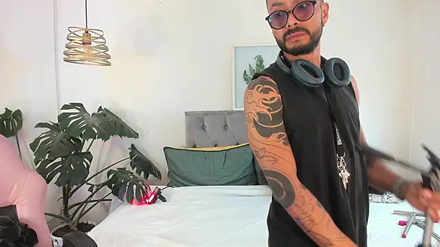 Snapshot of Tom_cooper_ chatting on November 27, 1:02 pm Tom cooper online show from November 27, 1:02 pm