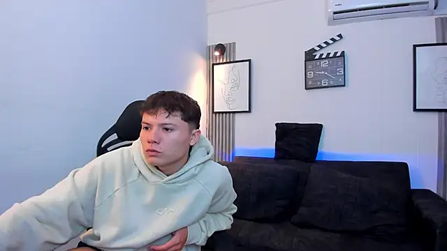 Snapshot of little_morbid chatting on November 15, 2:20 am little morbid online show from November 15, 2:20 am