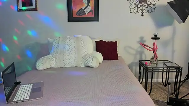 yiauana online show from February 2, 4:26 am