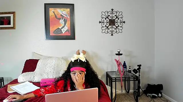 yiauana online show from February 13, 1:50 am