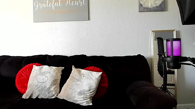 yiauana online show from March 12, 9:03 pm