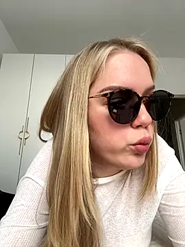 Snapshot of Little_Forest_ELF chatting on November 15, 8:33 am Little Forest ELF online show from November 15, 8:33 am