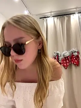 Snapshot of Little_Forest_ELF chatting on December 14, 3:06 pm Little Forest ELF online show from December 14, 3:06 pm