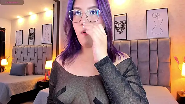Snapshot of sweet--emily chatting on January 18, 4:15 am sweet--emily online show from January 18, 4:15 am
