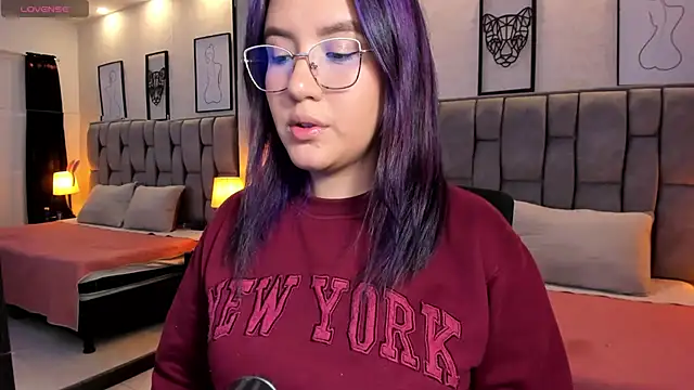 Snapshot of sweet--emily chatting on February 20, 4:18 am sweet--emily online show from February 20, 4:18 am
