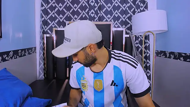 Snapshot of MilanZaire chatting on October 23, 12:43 am MilanZaire online show from October 23, 12:43 am