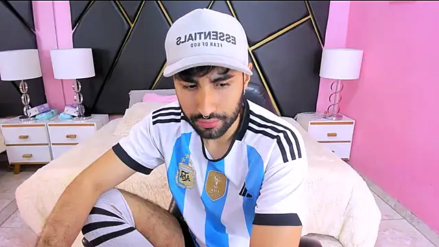 Snapshot of MilanZaire chatting on October 25, 12:18 am MilanZaire online show from October 25, 12:18 am