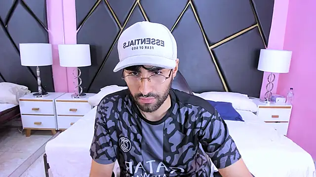 Snapshot of MilanZaire chatting on November 7, 2:55 am MilanZaire online show from November 7, 2:55 am