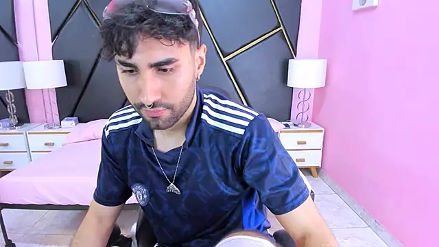 Snapshot of MilanZaire chatting on November 11, 11:49 pm MilanZaire online show from November 11, 11:49 pm