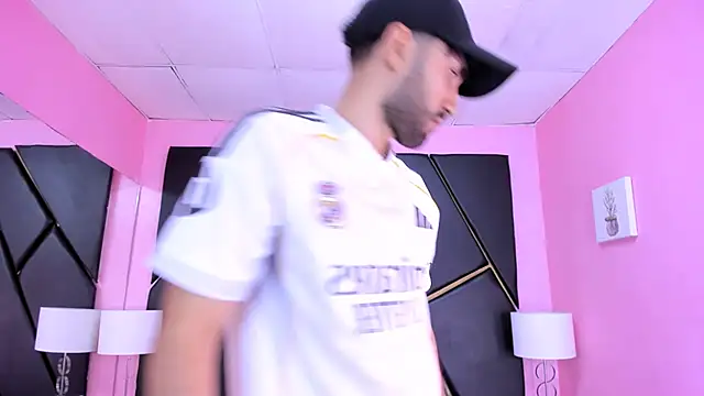 Snapshot of MilanZaire chatting on November 15, 12:52 am MilanZaire online show from November 15, 12:52 am