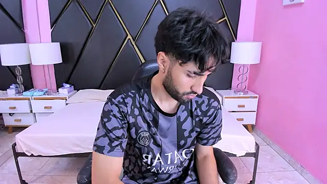 Snapshot of MilanZaire chatting on November 17, 9:31 pm MilanZaire online show from November 17, 9:31 pm