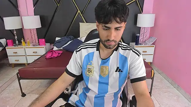 Snapshot of MilanZaire chatting on November 23, 10:09 pm MilanZaire online show from November 23, 10:09 pm