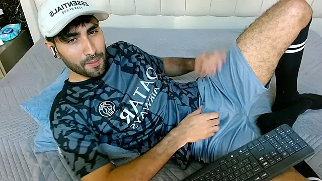 Snapshot of MilanZaire chatting on December 15, 10:58 pm MilanZaire online show from December 15, 10:58 pm