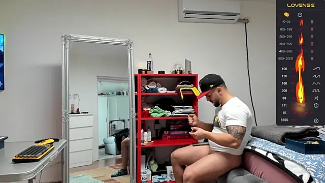 Snapshot of supermanboy94 chatting on January 10, 8:18 am supermanboy94 online show from January 10, 8:18 am