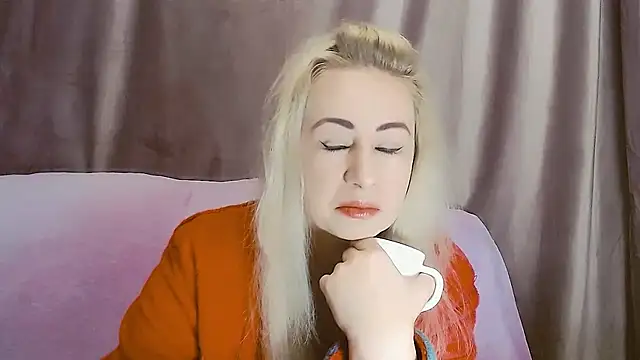 Snapshot of Olesya chatting on December 18, 2:28 am Olesya online show from December 18, 2:28 am