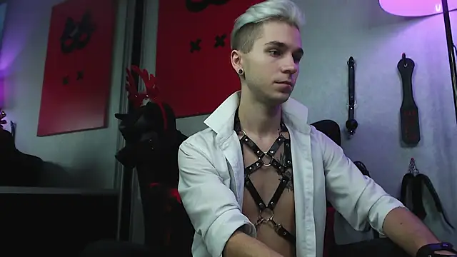 Joseph  Quinn online show from December 21, 12:49 pm