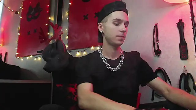 Joseph  Quinn online show from January 4, 12:05 pm