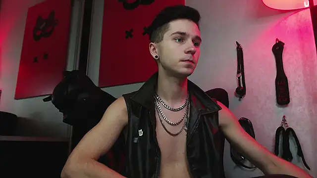 Joseph  Quinn online show from January 18, 2:12 pm