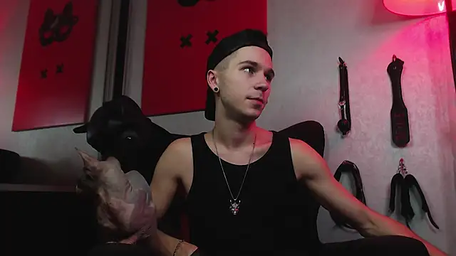 Joseph  Quinn online show from January 25, 12:06 am