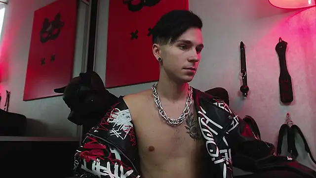 Joseph  Quinn online show from February 3, 11:09 am