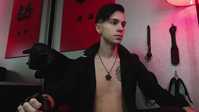 Joseph  Quinn online show from February 4, 8:02 am