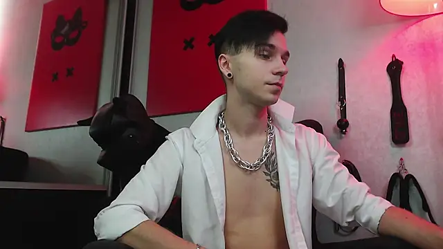 Joseph  Quinn online show from February 5, 8:43 am